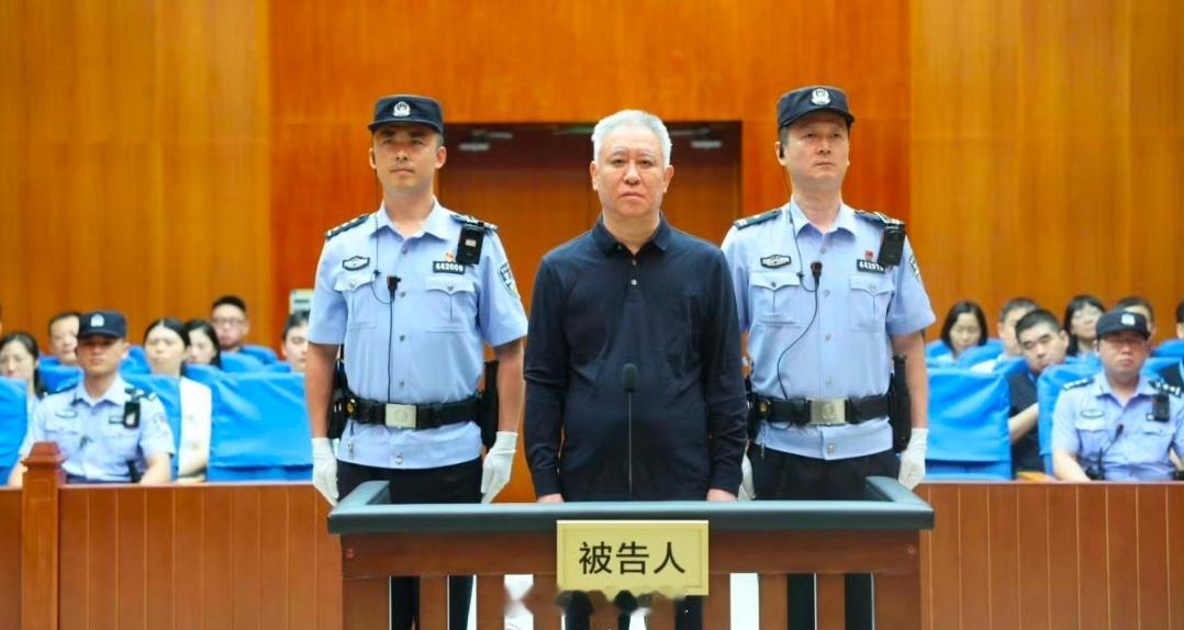 许家印一审被判无期罪责难逃！许家印一审无期徒刑，终身夺政，恒大百亿重罚落地。据官