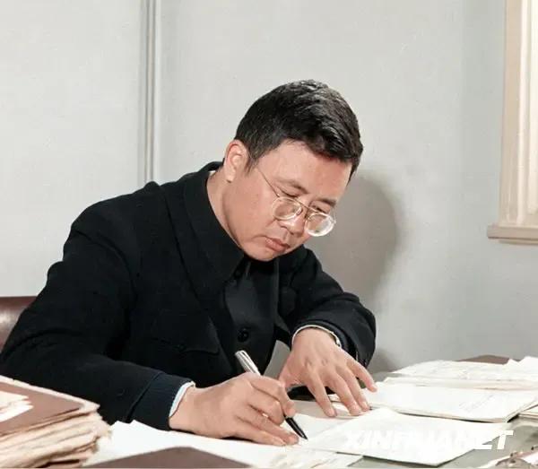 男人辛苦的程度，决定了他的家庭幸福的程度。一个日本男人工作，可以养活全家人，一个