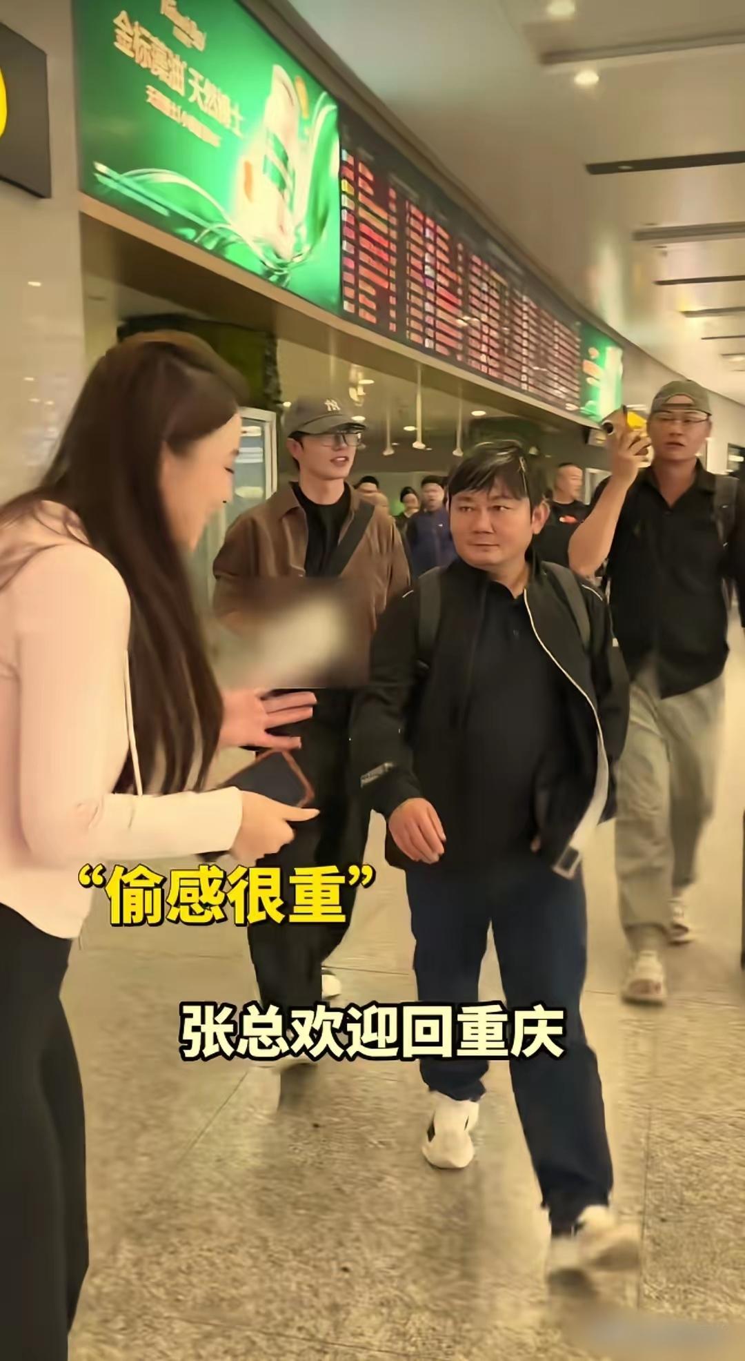 程兰钦的美，是那种完全不沾流水线网红感的舒展劲儿。
前阵子刷到她在浙传校园里的随