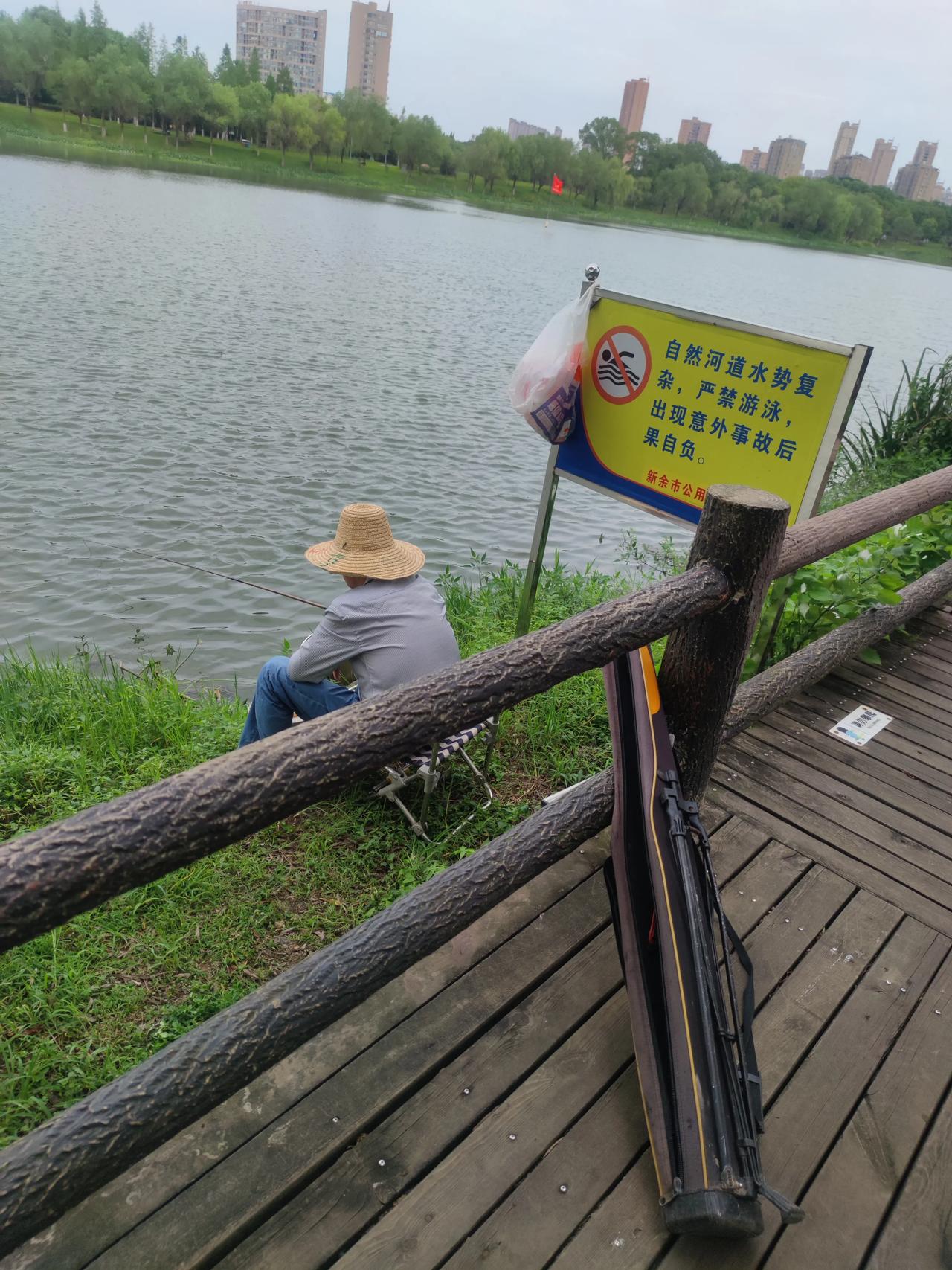 #秋日生活打卡季#钓鱼，秋天的湿地公园还是很热的，但是总是有一阵一阵的秋风徐徐的