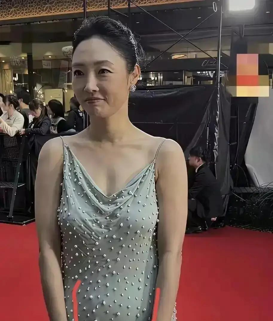 41岁女演员的皱纹上热搜，但她的剧在央视黄金档播出，还提名了白玉兰。
 
撕掉“