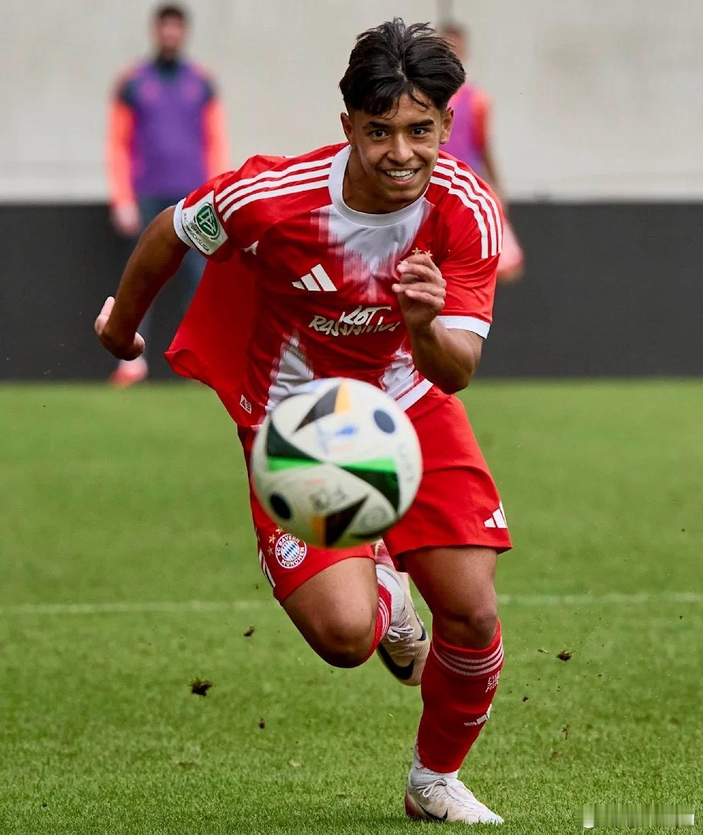 2024年入选拜仁世界队的卡多佐，是在泰国长大的巴西人，他在2025年2月成为该