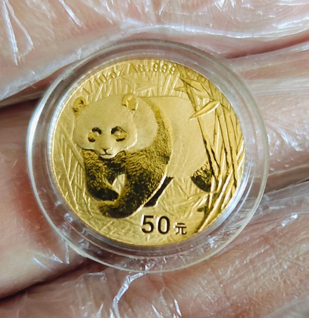 朋友说是海外熊猫币，10分1盎司。只在海外发行，但我好像没查到发行资料。
我是熊
