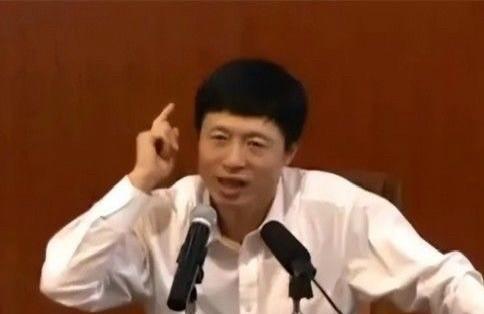 今年是艾老师走后的第十个年头，但课表上还留着他的名字，学生笔记里还抄着他画的战线