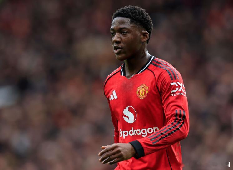 在接受采访时，足球主持人Jeff Stelling和前球员麦考伊斯特谈到了梅努入