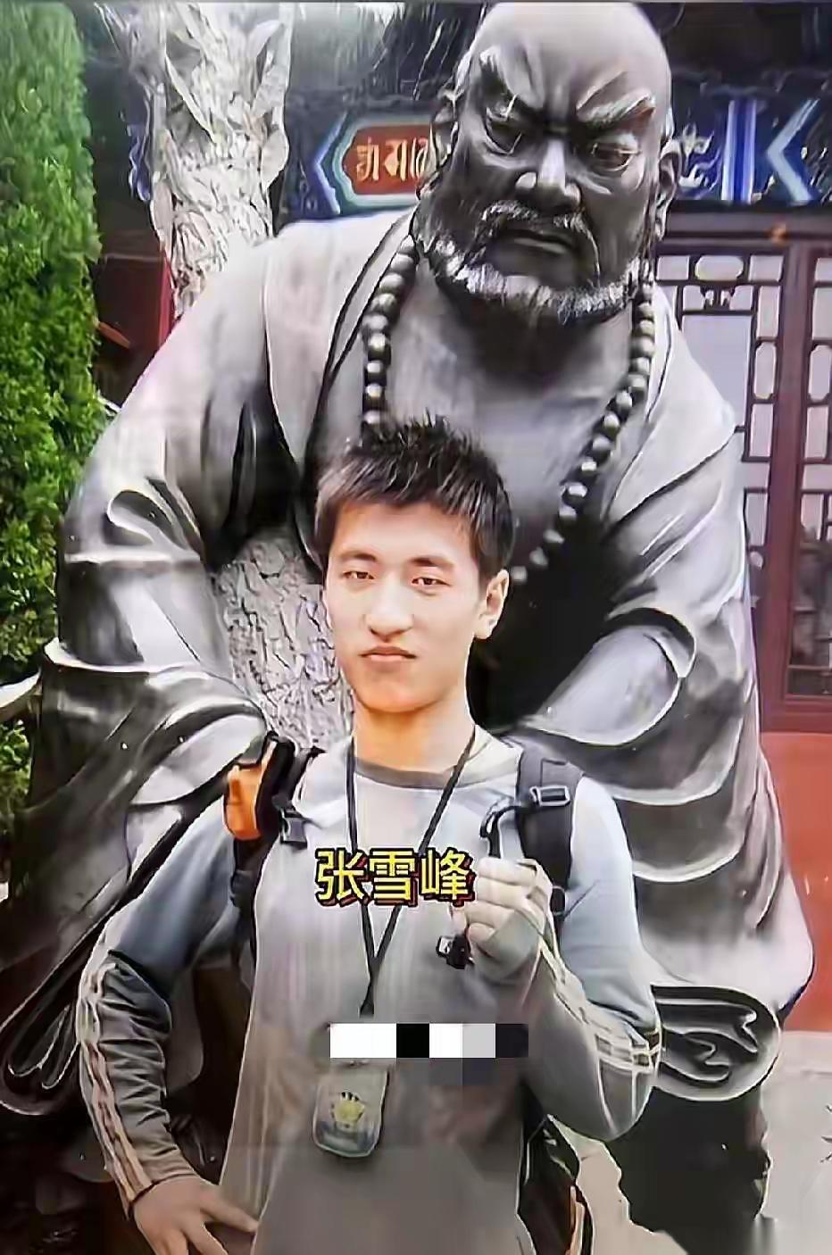 最近，一组张雪峰早年在开封大相国寺的老照片意外流传，瞬间勾起无数人感慨。照片里的