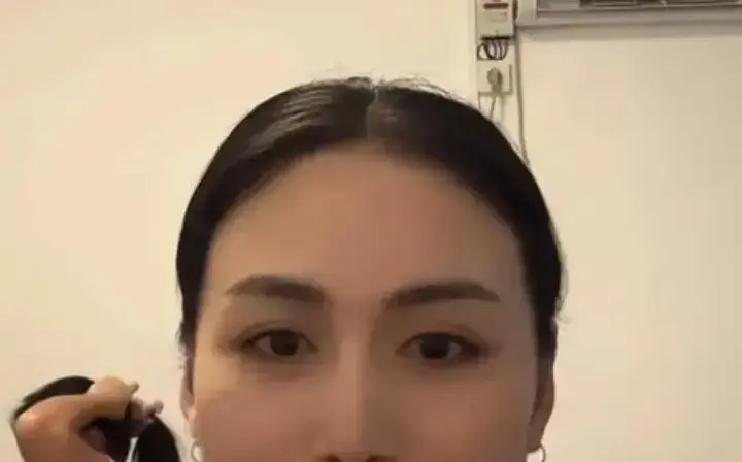 昨天晚上刚滑进直播间，眼前的画面直接给我看懵了

屏幕里的婷大宝哭得直抽气，连一