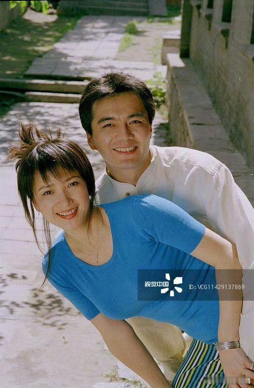 何晴 许亚军从两人眼神肢体语言来看，彼此爱的很深沉！但两人结婚后没几年又离了，没