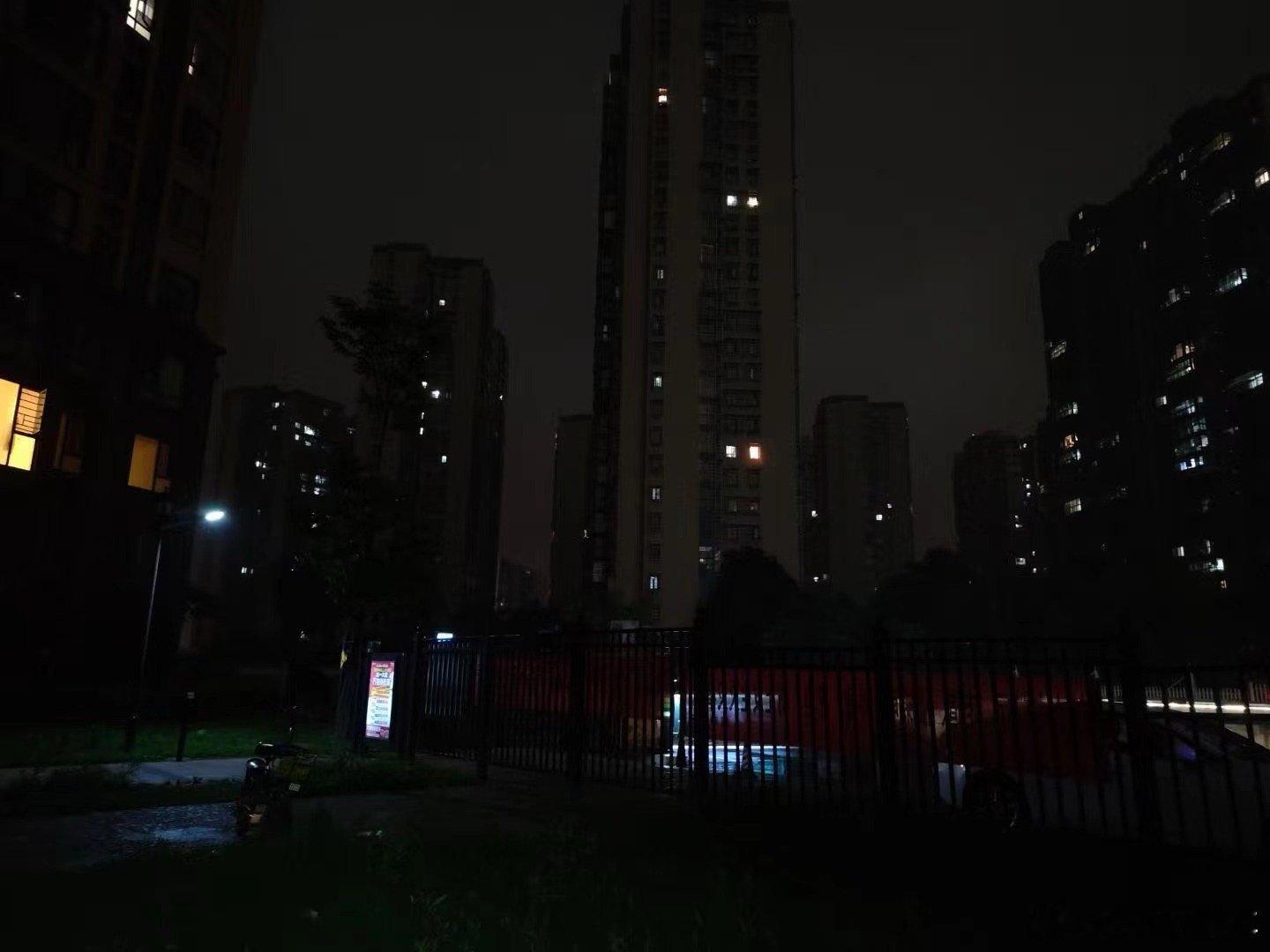 我妈给我发消息给我说中午长沙天黑了我以为只是阴沉而已，直到看到照片……这大中午仿
