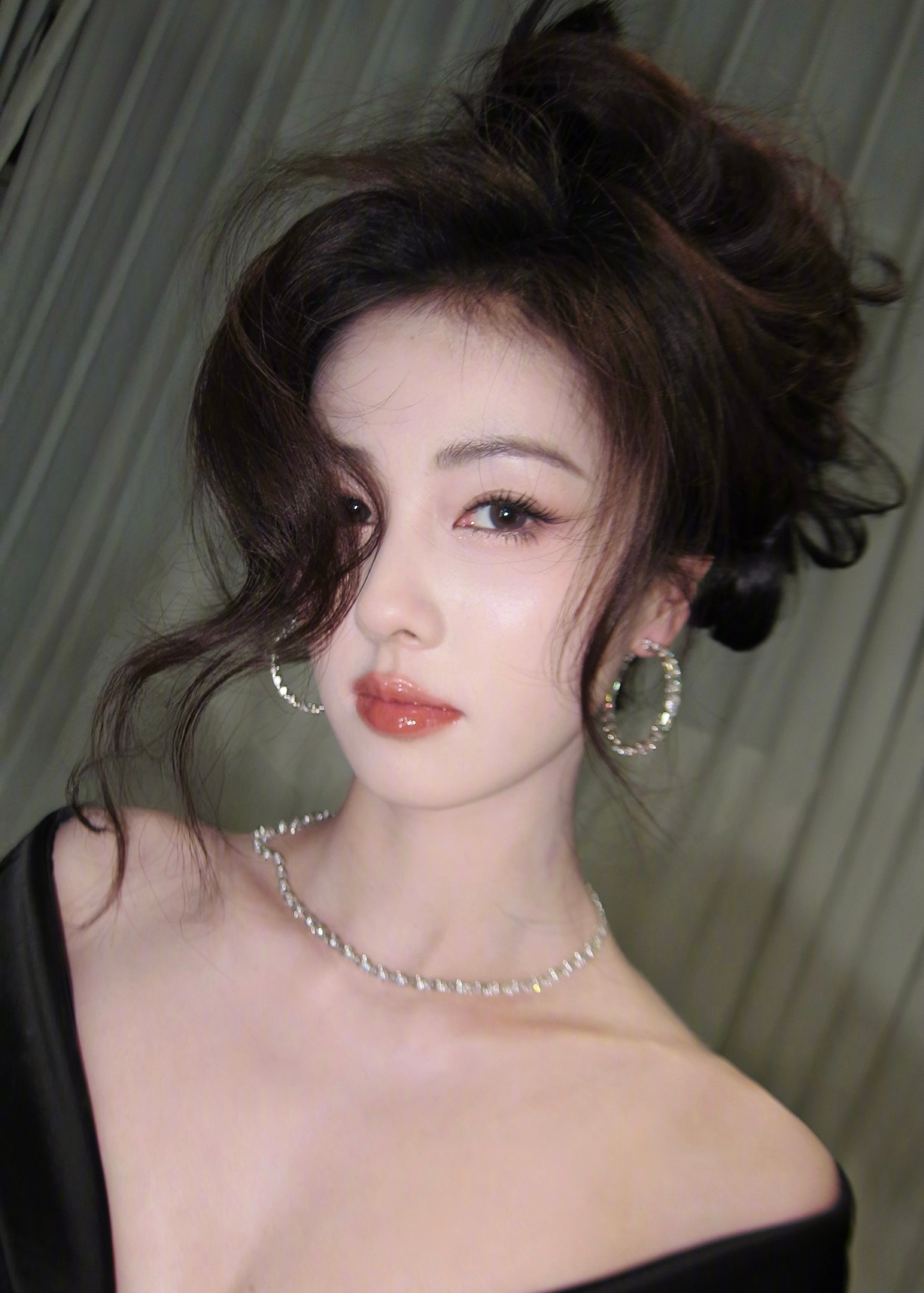 白鹿以后请多尝试这种风情万种的妆造请就这样持续惊艳我[哇] 
