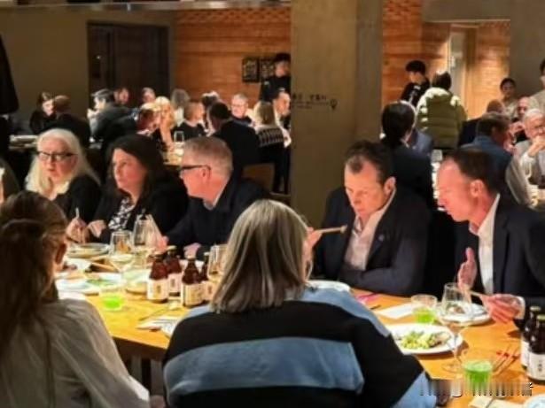 英国首相斯塔默访华团队，在北京吃云南菜，140人集体用筷子不用叉。

英国首相斯