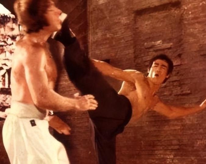 1964年，李小龙和武术指导黄家达一言不合就大打出手，黄家达是泰拳冠军，当过飞虎