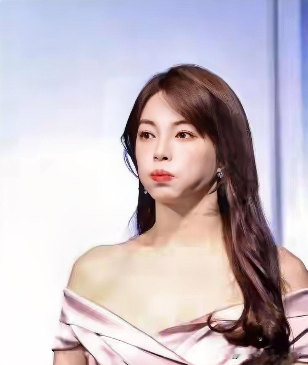 张雨绮为什么不出声？是不是喉咙里梗着出生证