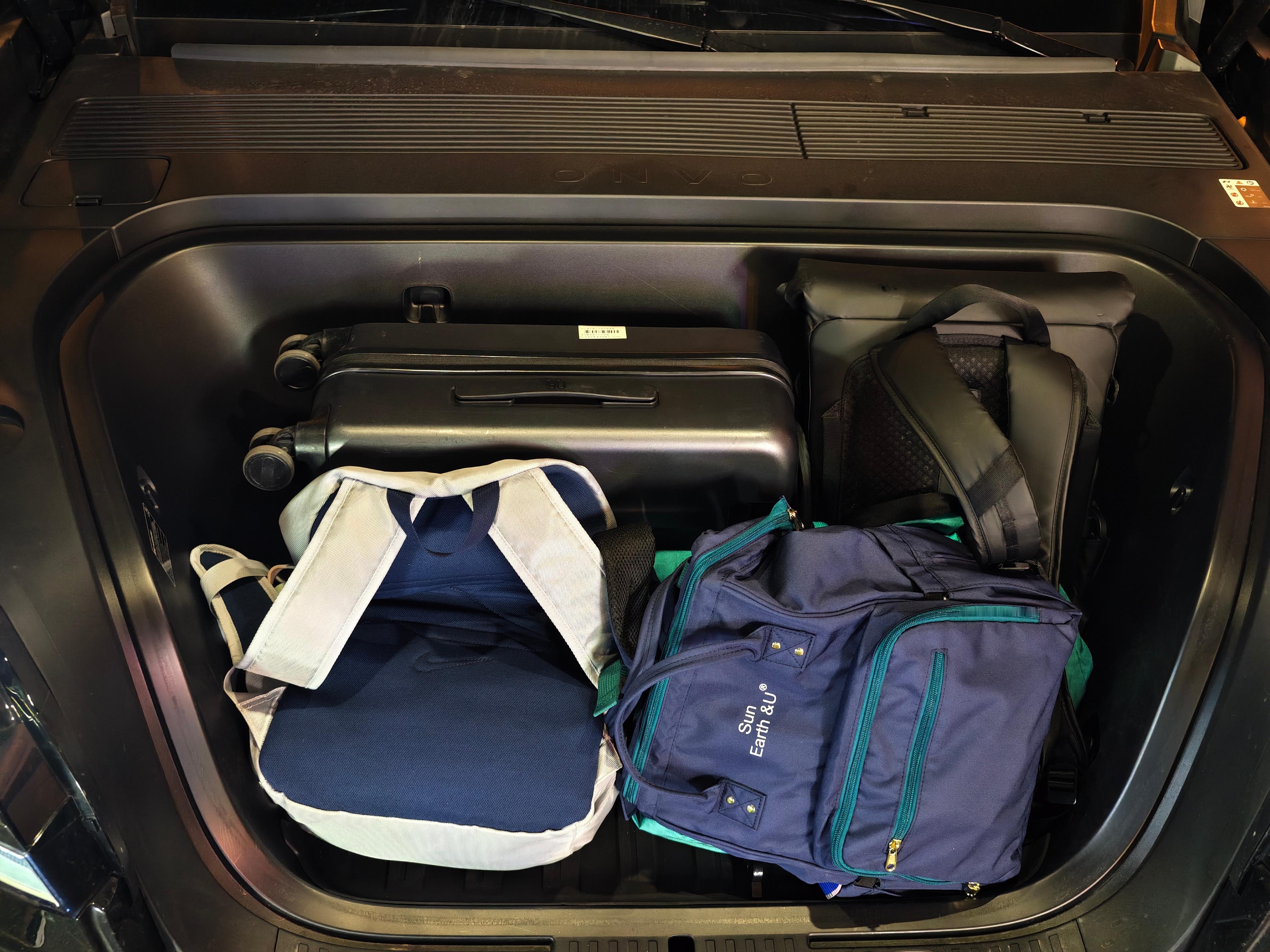 今天开始在广州全家度假3天，这次出来之前有点担心乐道L90七人座，能不能装下全家