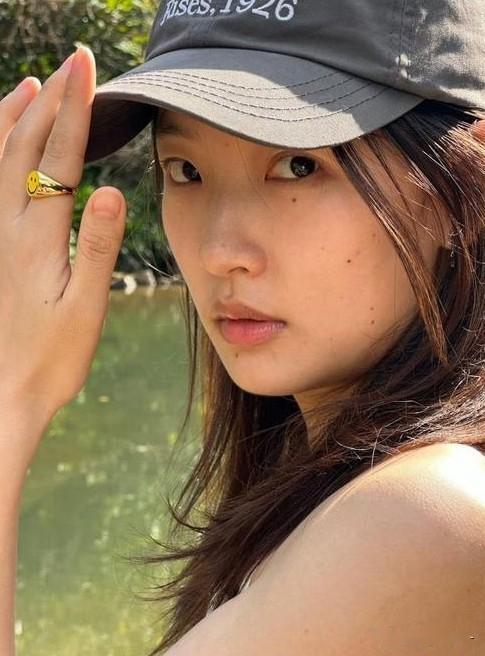 演员周依然，

我发现她脸上有个特点，

不是说有雀斑，而是甭管她演啥就只要她这