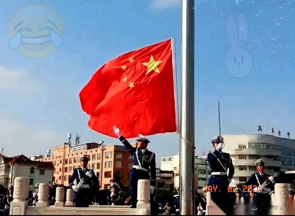 今天翻看4月29号的《解放军报》，头版那几行字，看得我直呼内行。

原本以为前阵