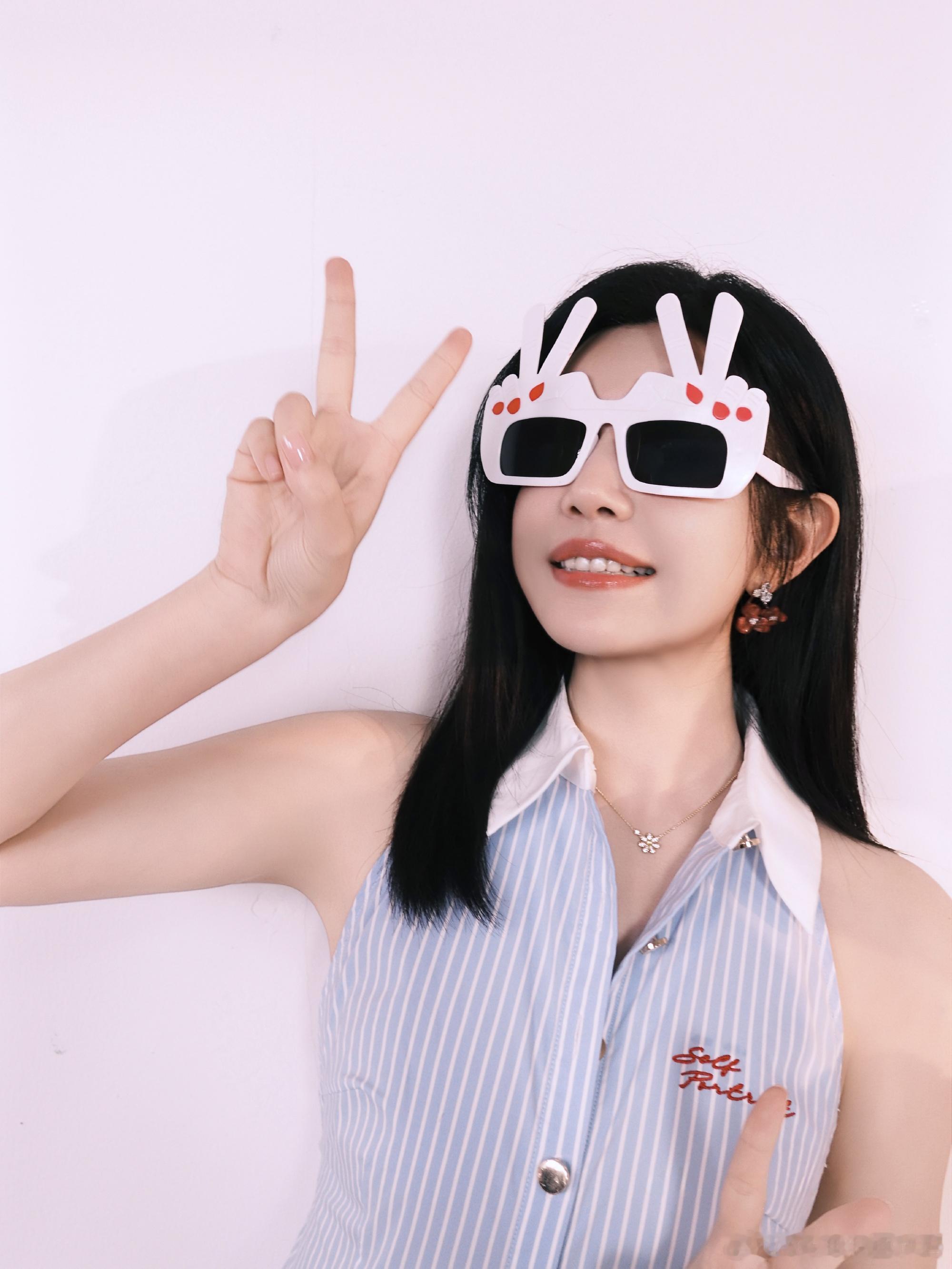 陈妍希生日送你一朵玫瑰  生日写真太杀我了，清爽又灵动，谁看了不说一句少女妍希！