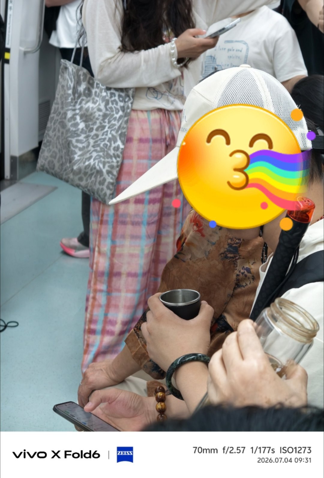 感谢手机厂商保留三大金刚虚拟按钮，在地铁上看到一位视障朋友，用三大金刚+语音反馈