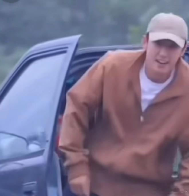 黄景瑜这辈子别想坐我车了黄景瑜“代驾”翻车引发全网调侃，“这辈子别想坐我车”成热