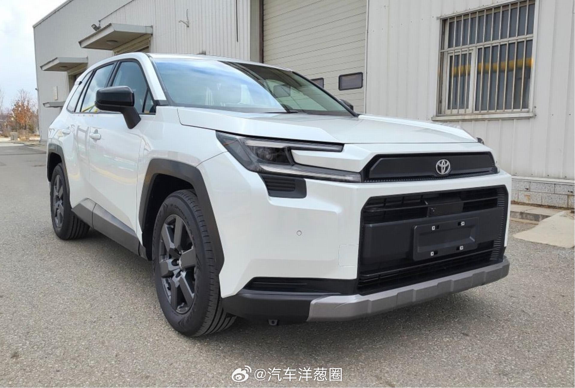 新一代丰田RAV4申报图，C形大灯+硬核新前脸车长4620，轴距2690提供三种