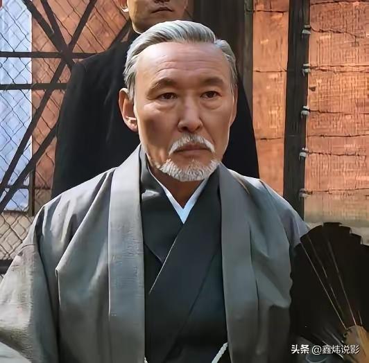 在东京羽田机场，数十名右翼分子举着“滚出日本”的标语围堵他，嘶吼着“背叛者”的咒