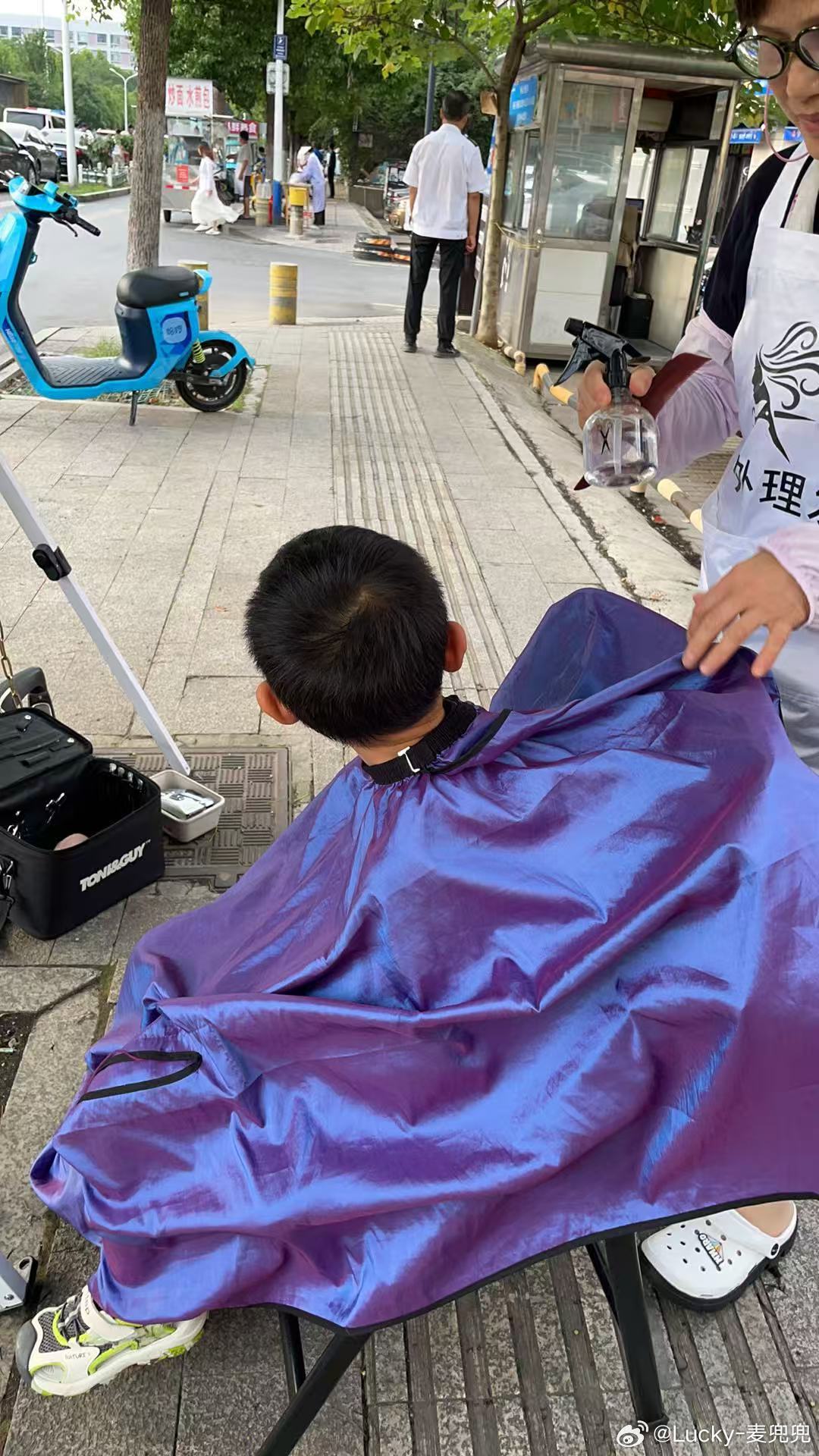 以前去理发店剪头发感觉好贵后来有了快剪给孩子剪头发就在快剪，15元，感觉不错最近