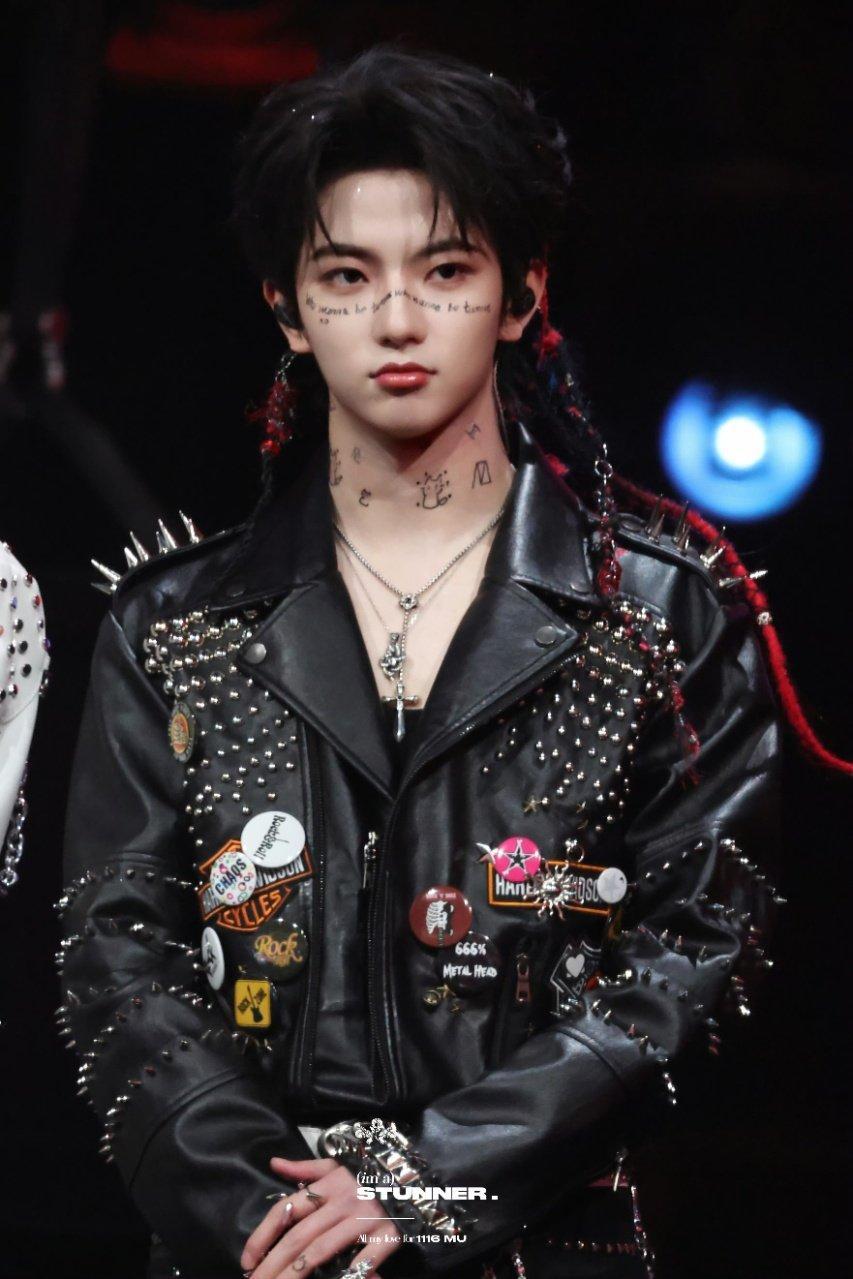 穆祉丞把头像画在了脖子上穆祉丞小猫纹身贴 穆祉丞小猫纹身贴真的好可爱啊 