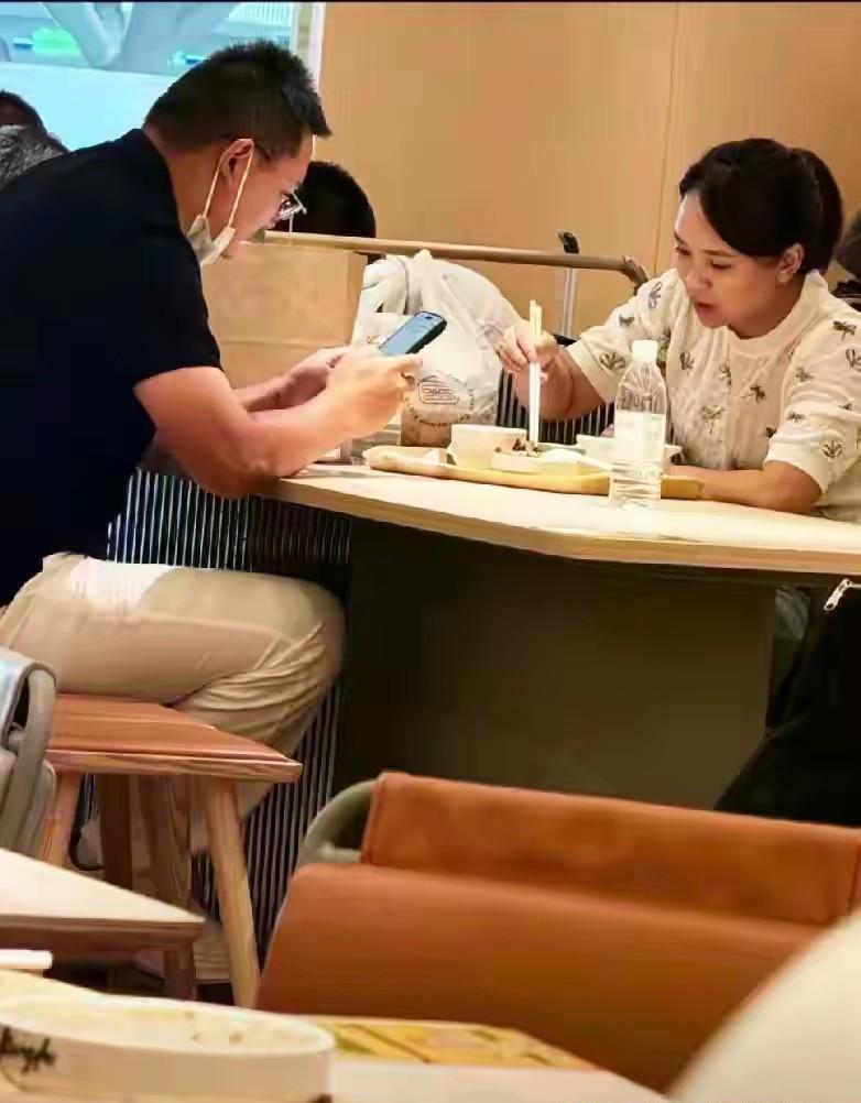 鹅姐看上小二娃，有人酸他俩不般配。
孩子都有俩了，咋还配得上她？
可人家过日子，