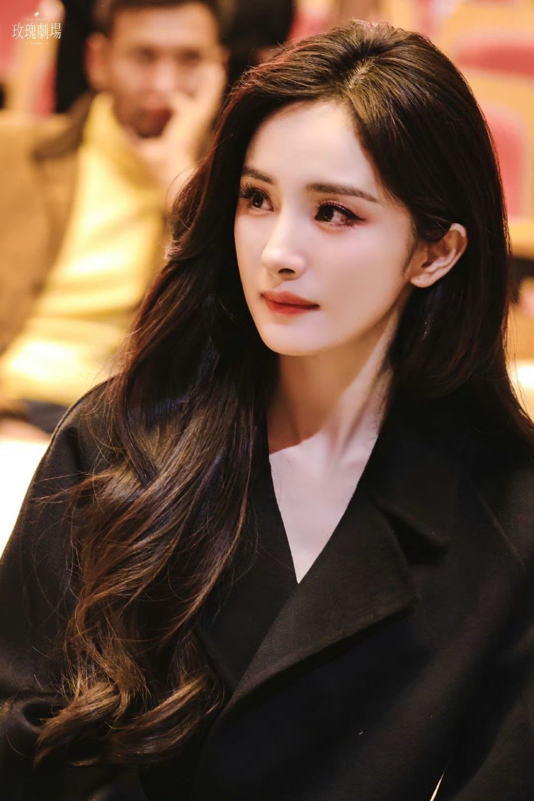 杨幂去了精品之夜杨幂出席广电的精品之夜，主演的《生万物》获得2025年度推荐作品