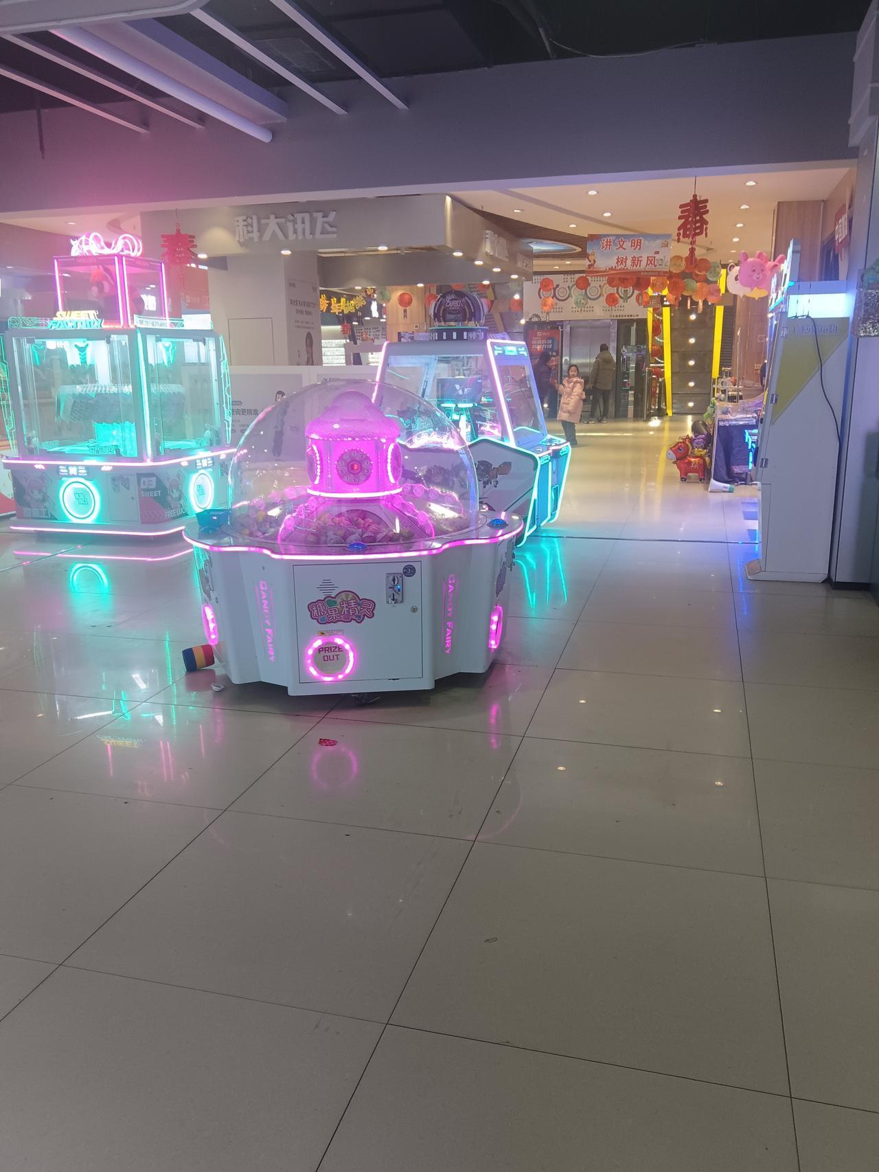 藏在商场角落的快乐星球
 
下班拐进商场负一层，我直接被这片流光溢彩的小天地勾住