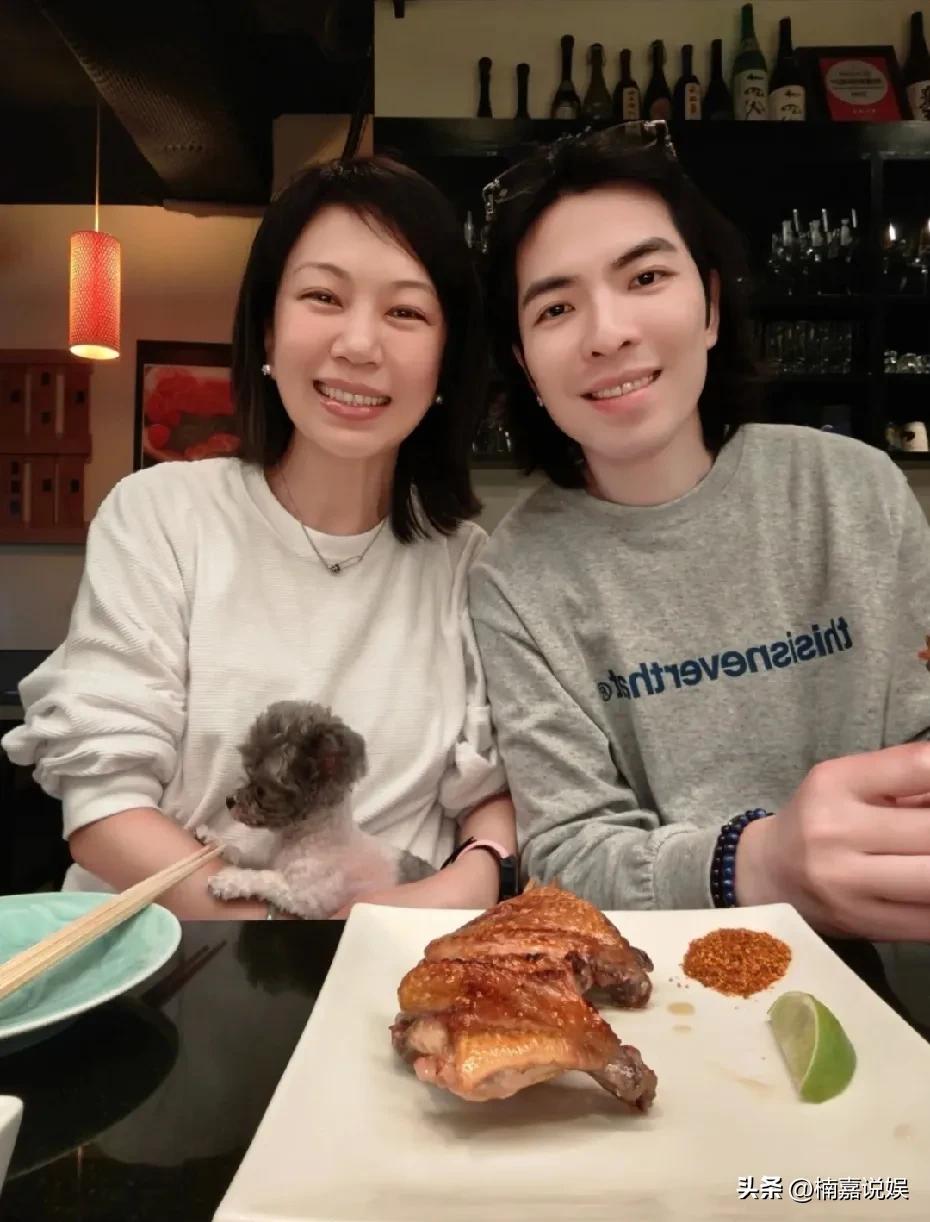 这一对姐弟恋好甜啊，太有夫妻相了！
3月14日是白色情人节，萧敬腾和老婆林有慧，