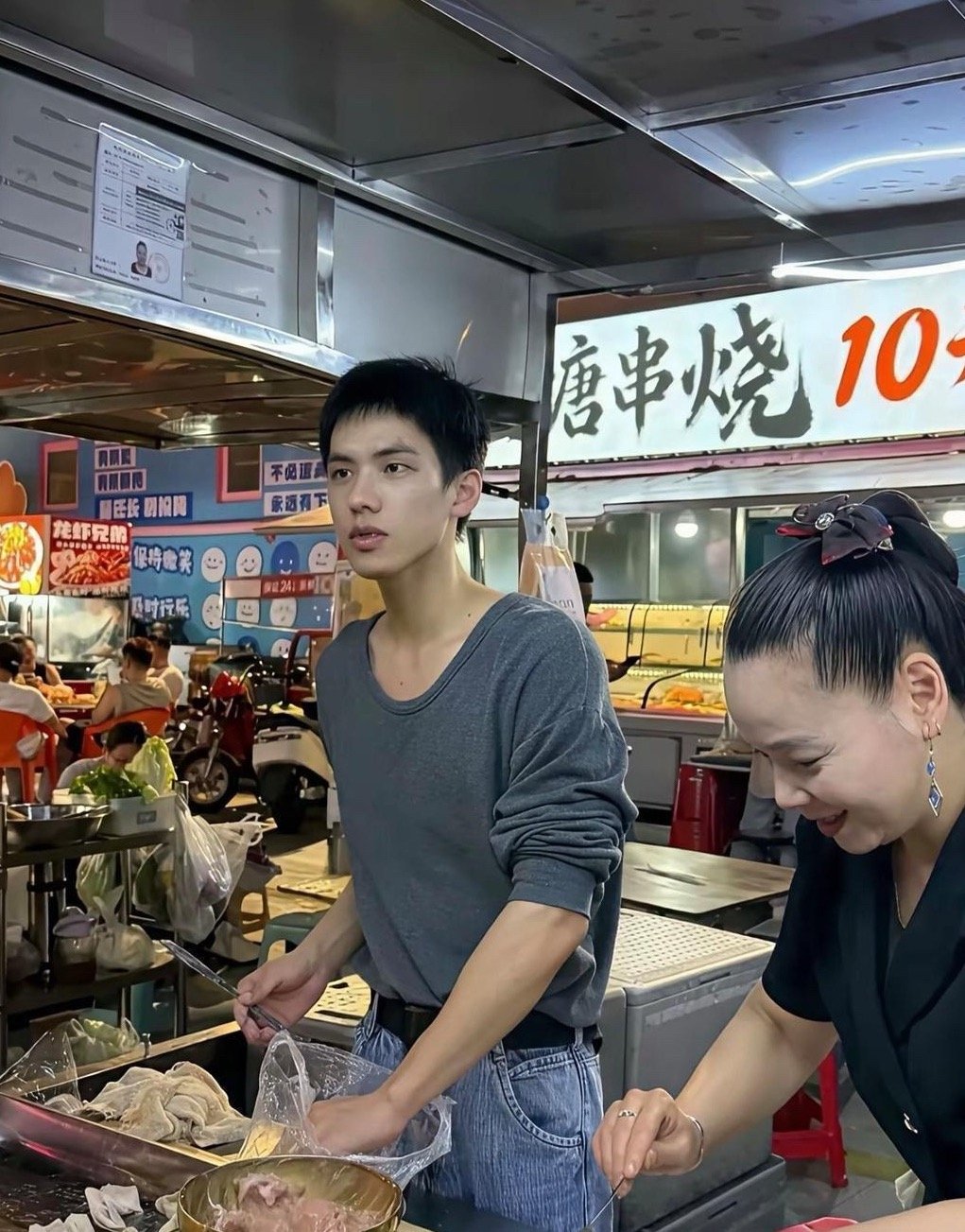 帅成这样了为啥还要靠摆摊为生 