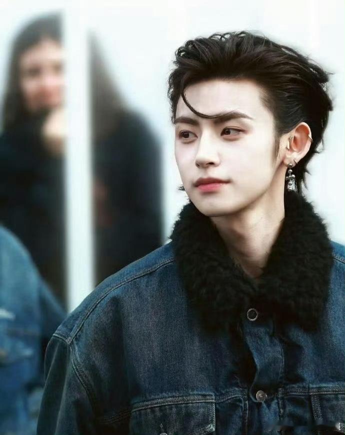 小鬼时尚圈最严肃的Daddy 米兰秀场的“严肃”型男！背头墨镜吸睛，鞠躬招手加分