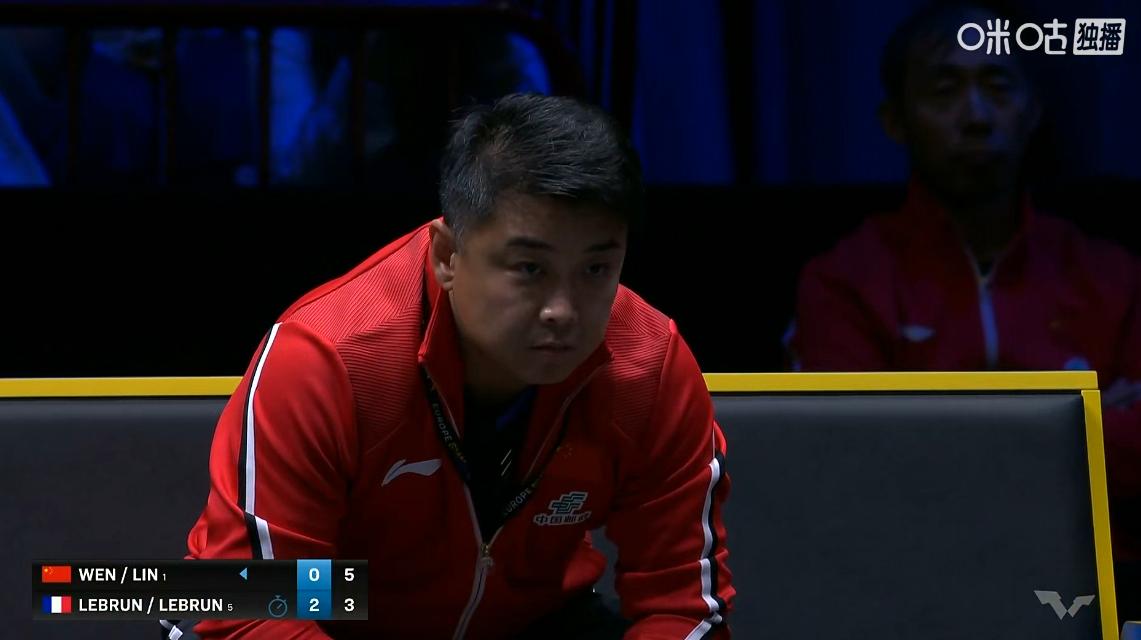 林诗栋/温瑞博被勒布伦兄弟打了一个2-0时，大家注意到王皓的表情了吗？
脸色铁青