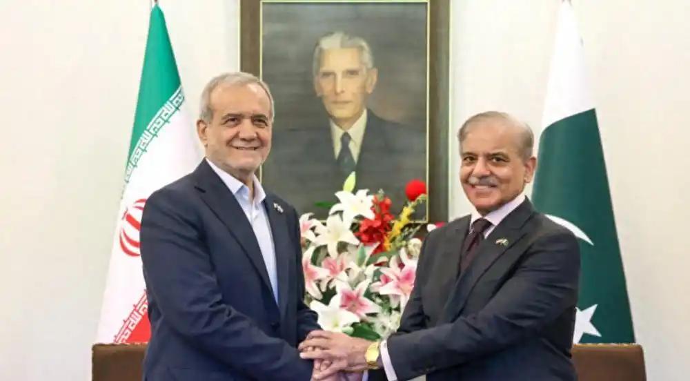 巴基斯坦出手！2500公里陆上走廊打通，伊朗冲破美军海上封锁，反败为胜就在眼前。