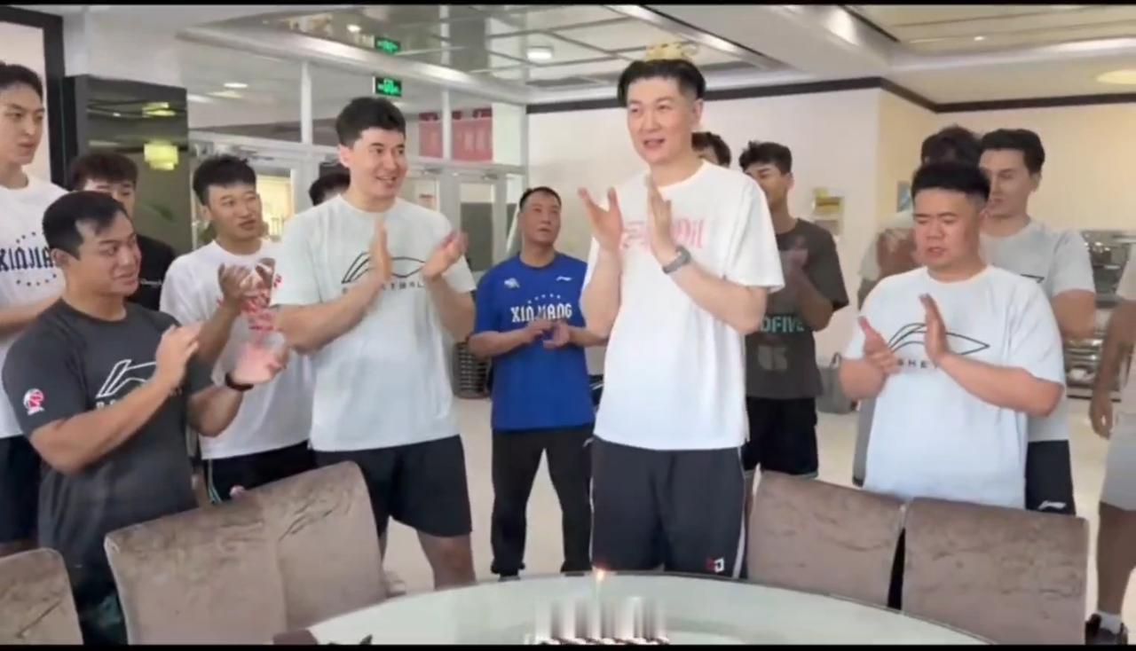 请注意，新疆男篮给翻译罗杰老师过生日，有两点注意的地方。首先第一点，新疆男篮的官