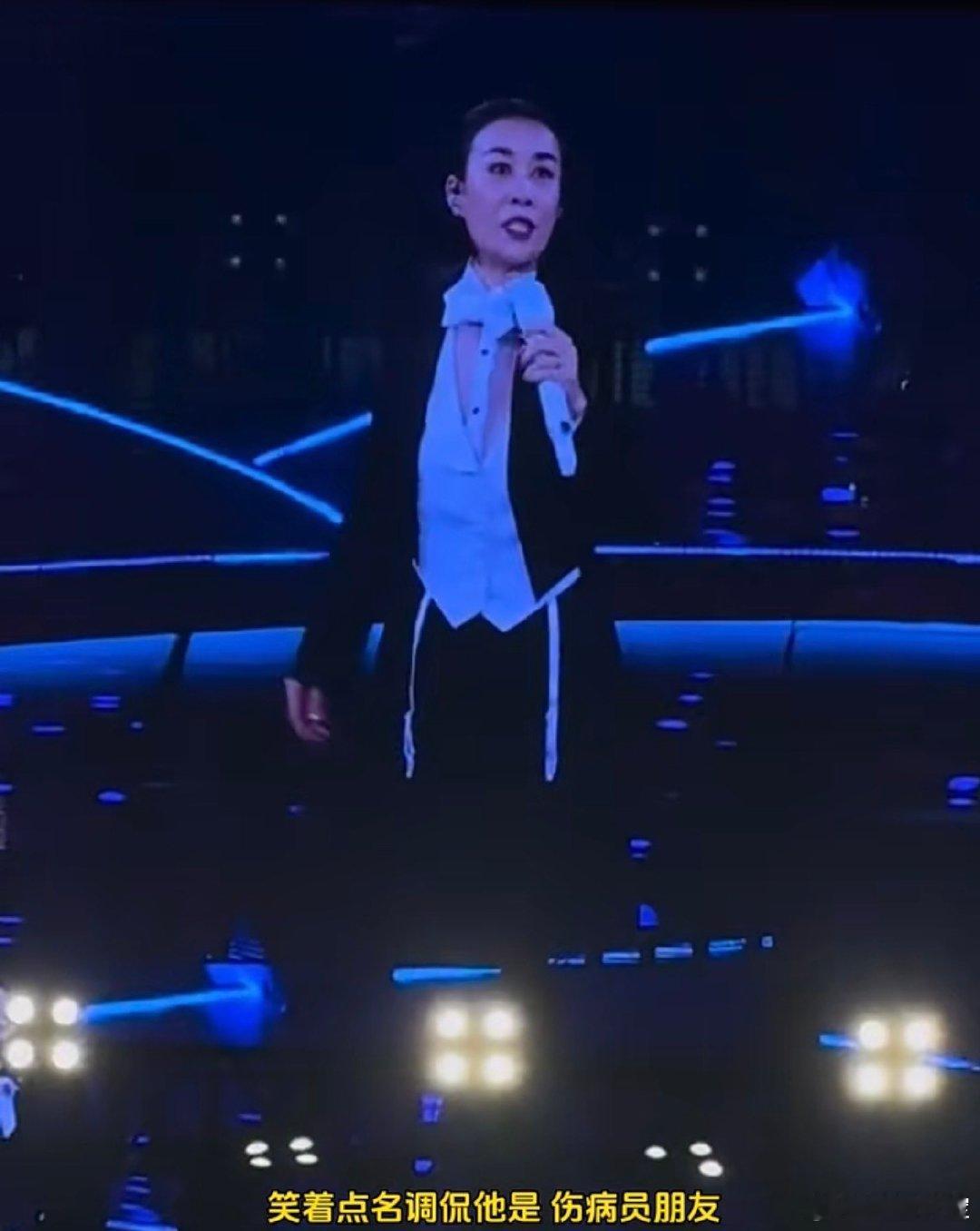 黄渤骨折还在录喜单总决赛 骨折还坚持上班录节目，希望黄渤可以多多休养身体，减少劳