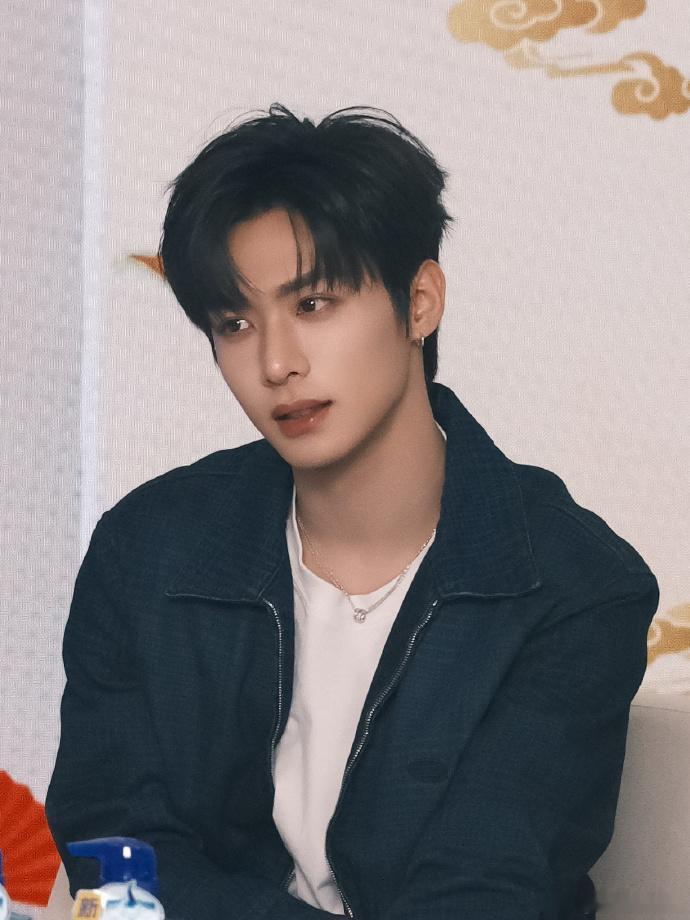 程相否认与李佳洁恋情程相李佳洁否认恋情 网曝程相李佳洁恋情，两人双双否认。 