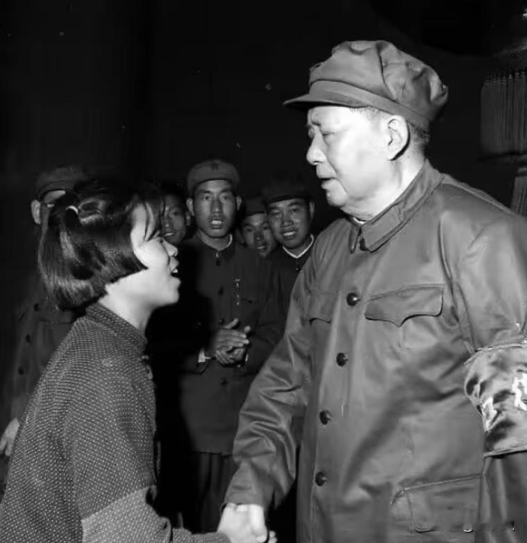 1966年9月15日，天安门城楼留下一段经典的红色记忆。13岁的焦守云身着补丁布