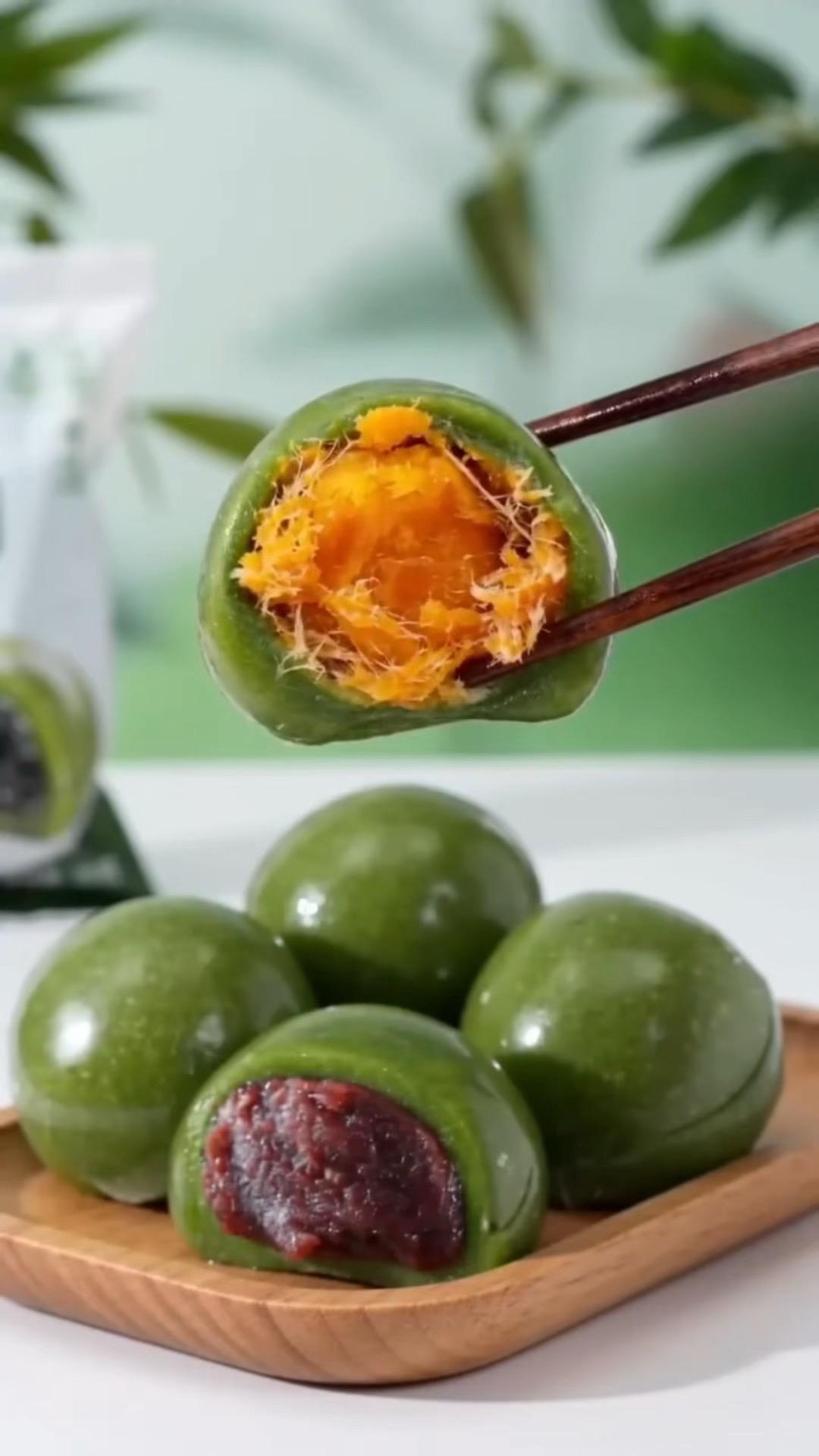 谁懂啊！这青团也太绝了！Q弹艾草皮+爆浆内馅，咸甜双搭，一口沦陷，春游...