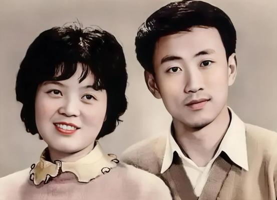 1977年，知青刘小勇考上大学，准备出发去报到，农村女友红着眼，紧张道：“你，你