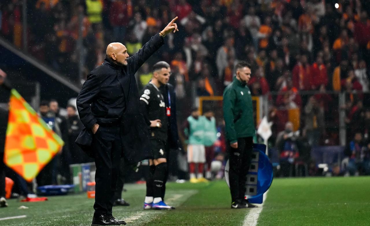 尤文图斯欧冠客场2-5惨败加拉塔萨雷，斯帕莱蒂赛后采访：

“上半场我们踢得还不