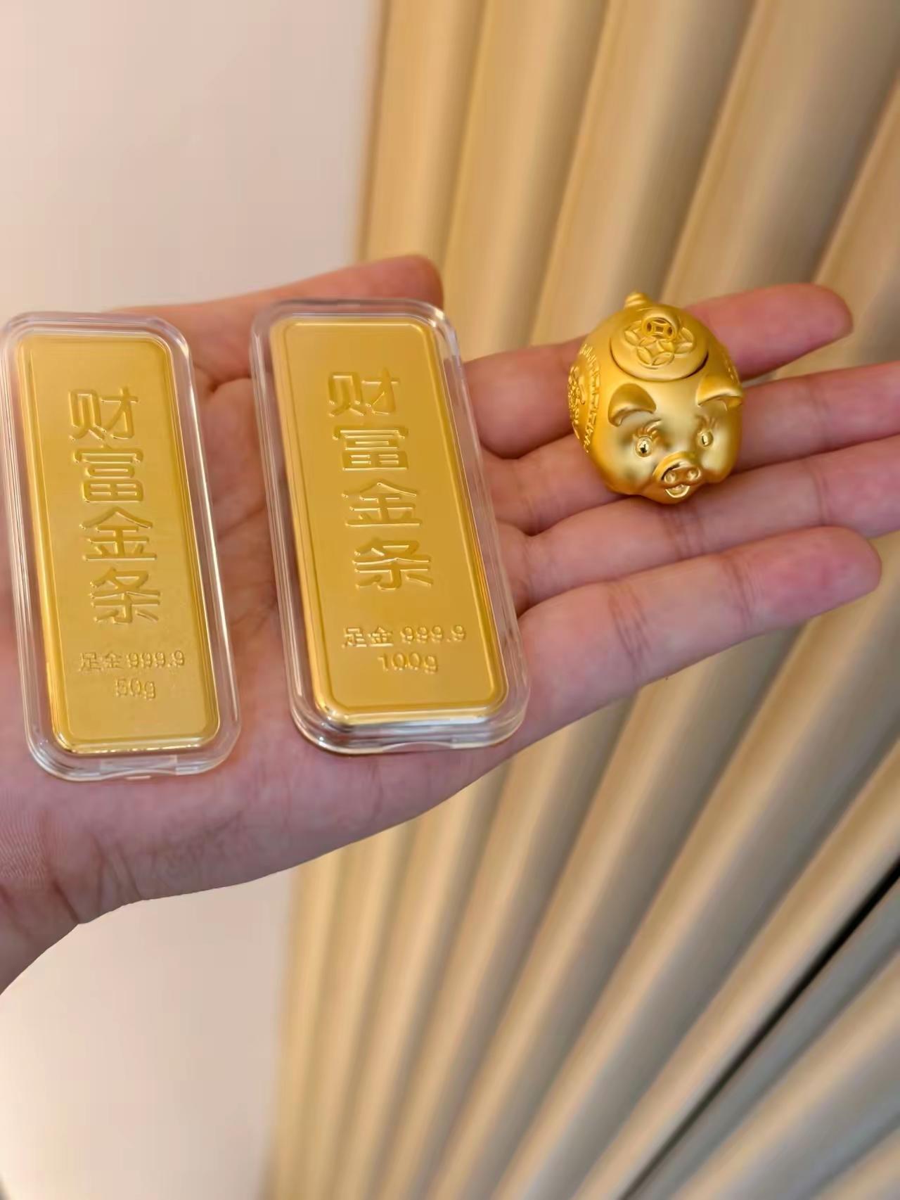 最近大量买黄金的人，
估计彻底傻眼了，
不是因为金价暴跌，而是大量的
黄金回收店