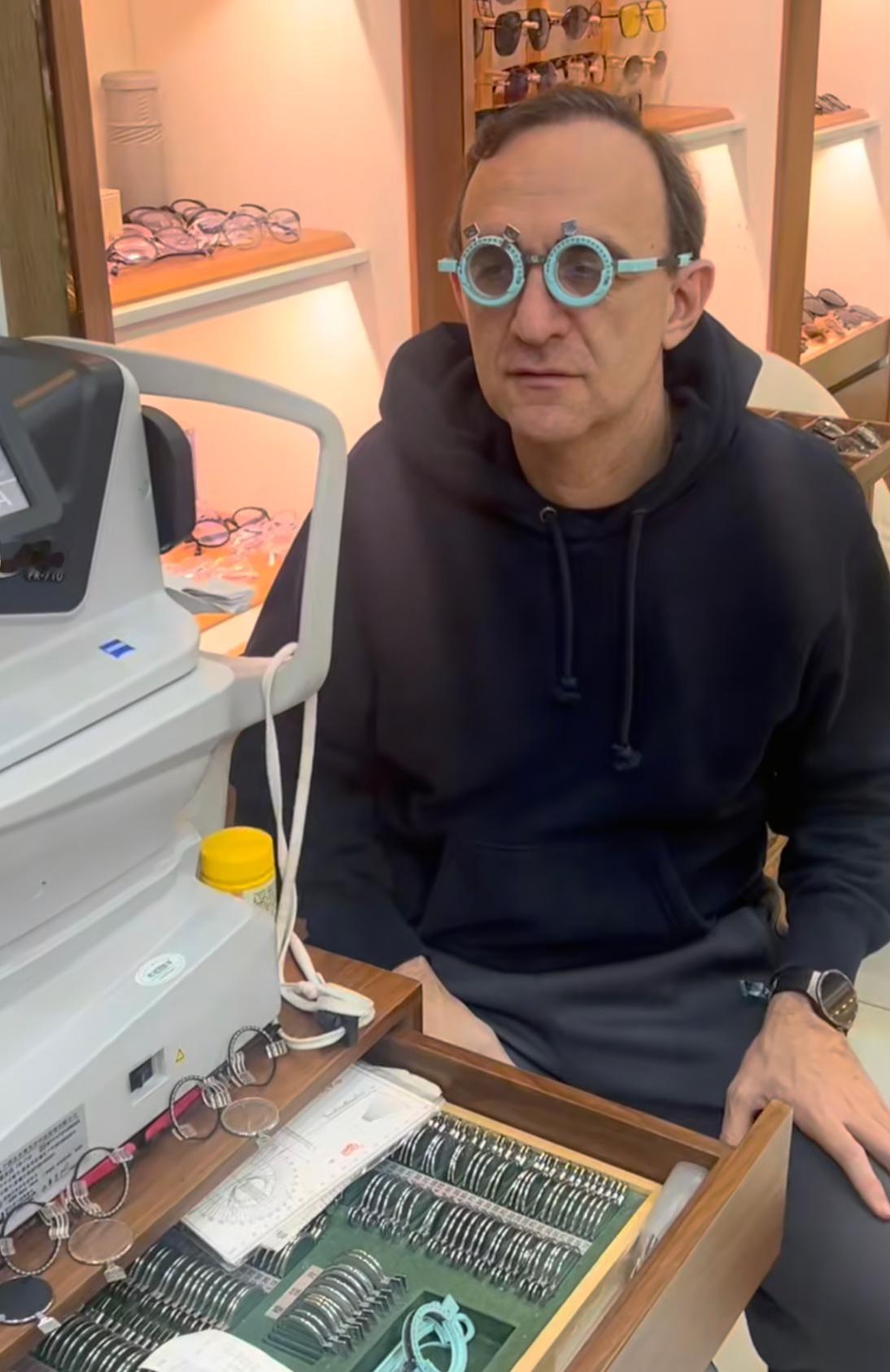 洛佩斯配眼镜去了图片来源：dy 