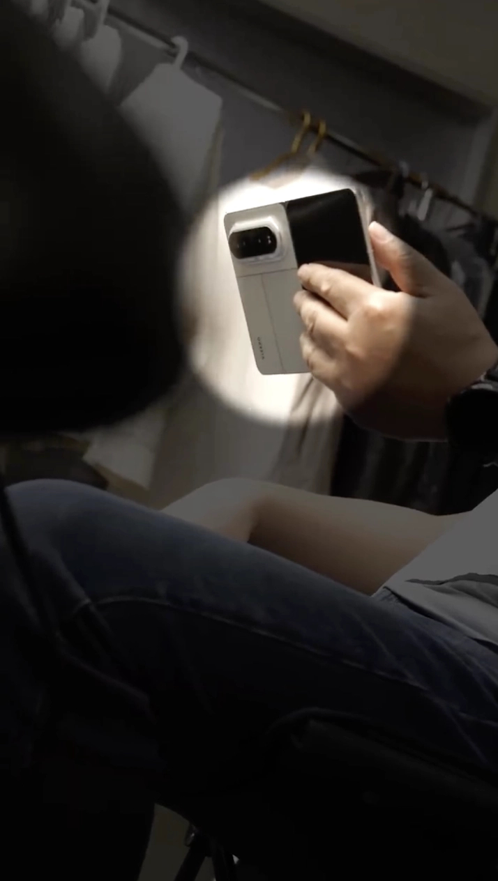 华为余承东亲自展示新款阔折叠—华为 Pura X Max外观。该产品将于 4 月