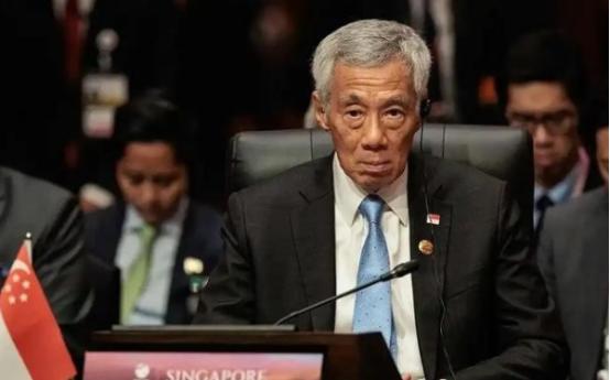 川普为何变“聪明”了？很有可能躲在川普背后的那个“暗鬼”就是新加坡。 因为中国海