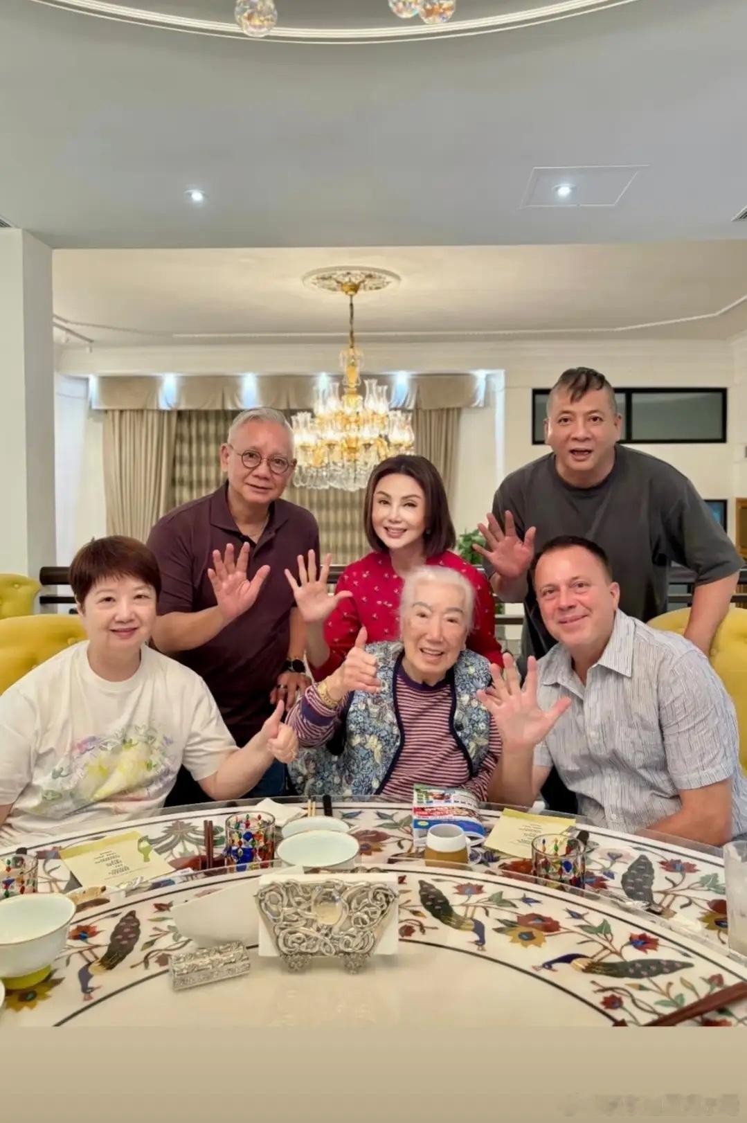 谢玲玲为长子林孝贤庆祝45岁生日，101岁前婆婆余宝珠露面精神好！ 