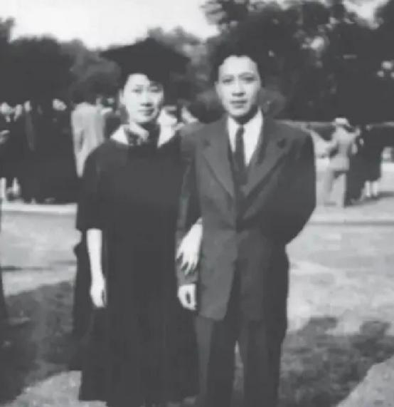 1933年，钱钟书追求燕大校花赵萝蕤，可赵萝蕤根本没有看上他，而是喜欢当时一文不