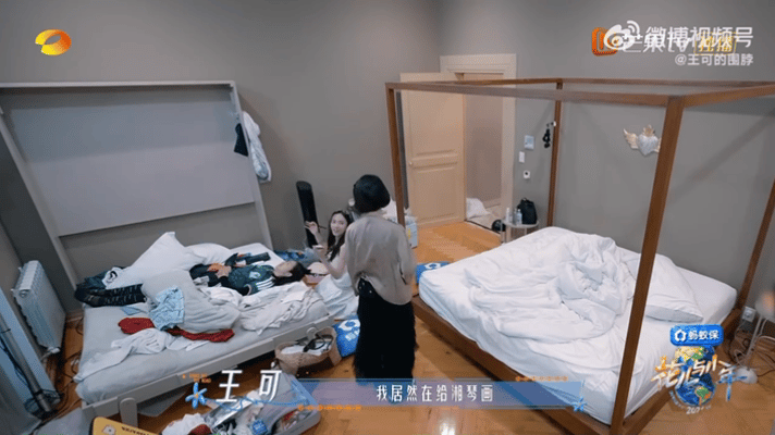 王可在花少给湘琴画彩绘王可给林依晨画彩绘 给林依晨画彩绘，画面好温馨 ​​​