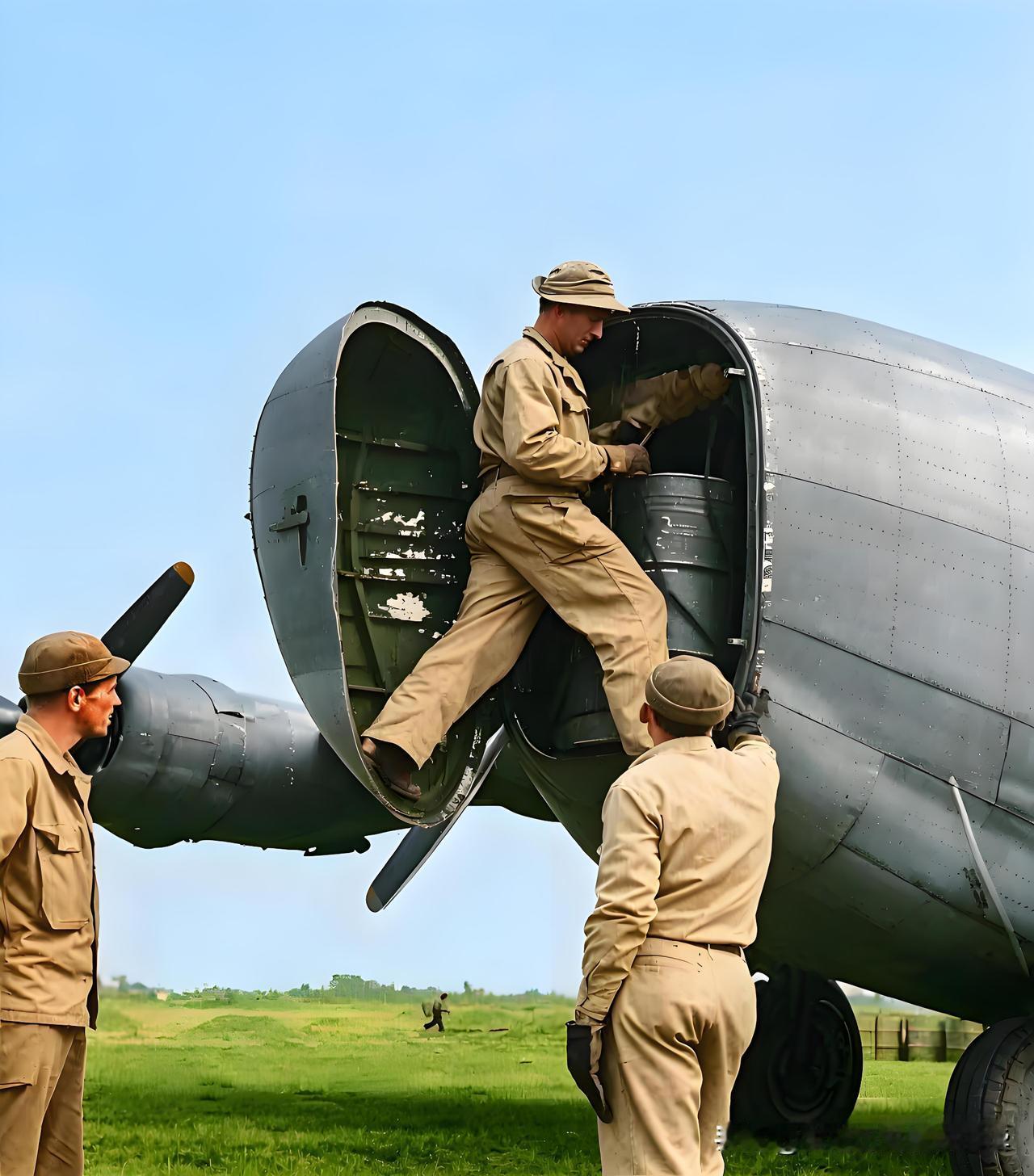 美军向中方运输援华物资
1944年的昆明，美军援华物资经由驼峰航线，源源不断地运